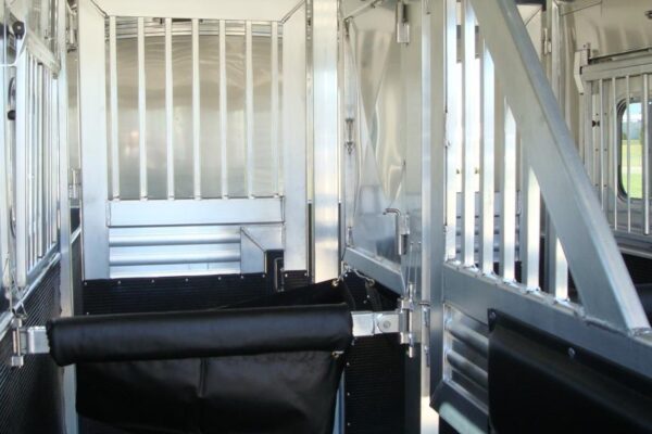 12002-010 Gooseneck Straight Load 2+1 Horse Trailers