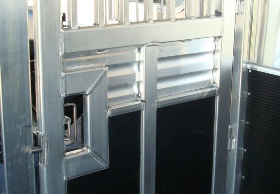 12002-014 Gooseneck Straight Load 2+1 Horse Trailers