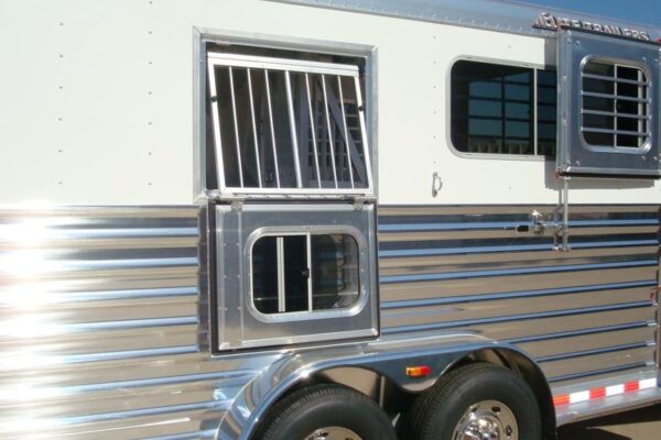 12002-016 Gooseneck Straight Load 2+1 Horse Trailers