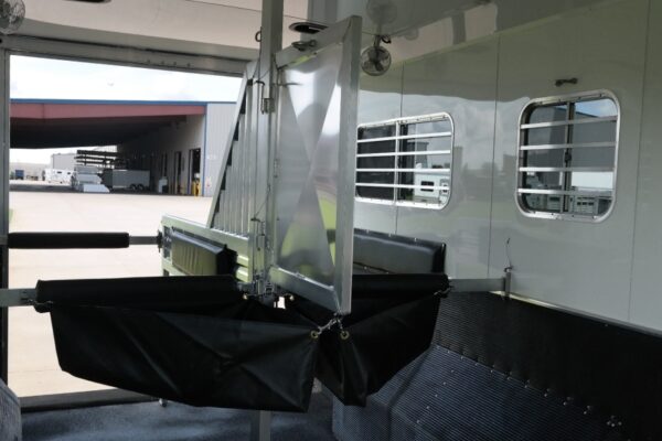SAMSUNG CSC 4 Horse Head-to-Head Trailers