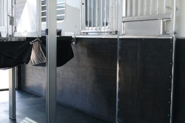 16132 (4) Gooseneck Straight Load 2+1 Horse Trailers