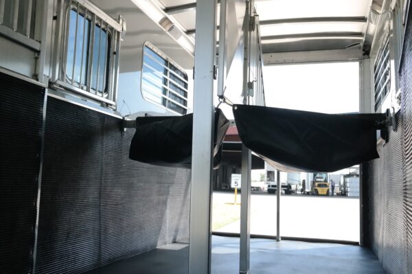 16132 (5) Gooseneck Straight Load 2+1 Horse Trailers