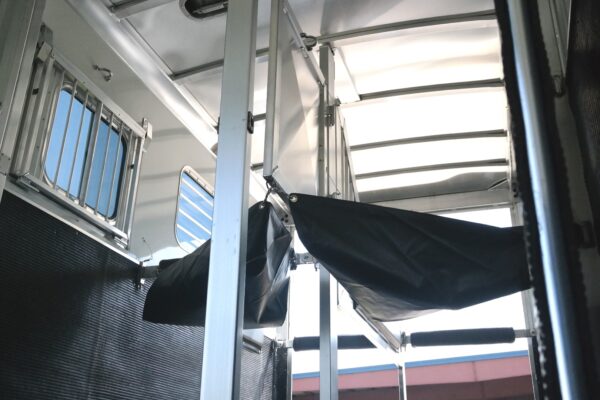 16132 (6) Gooseneck Straight Load 2+1 Horse Trailers