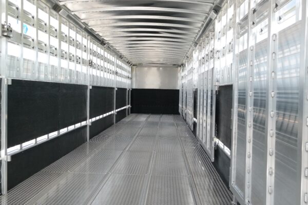 16174 (22) Straight Floor Semi Stock Trailer - Interior