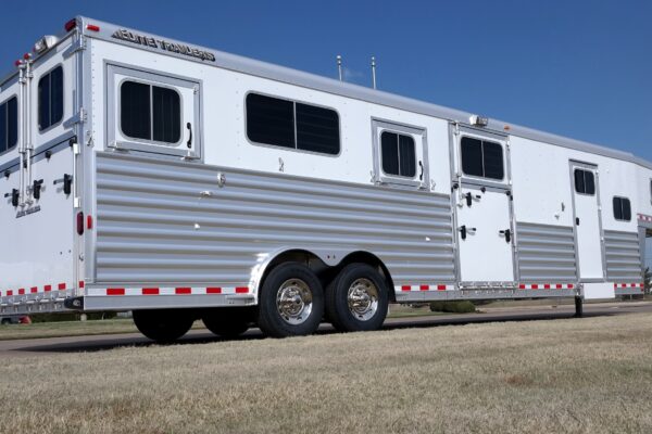 16483 (1) 4 Horse Gooseneck Head-to-Head with Living Quarters