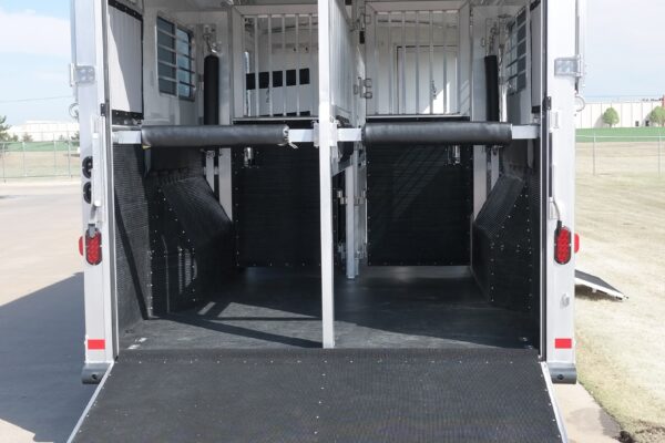 16483 (2) 4 Horse Gooseneck Head-to-Head with Living Quarters