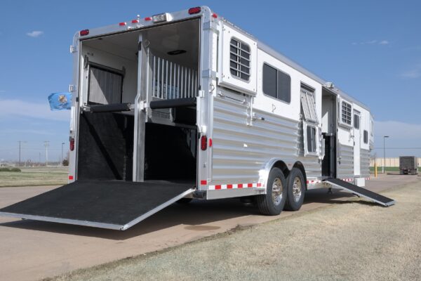 16483 (3) 4 Horse Gooseneck Head-to-Head with Living Quarters