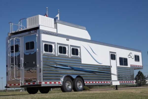 3 Horse Gooseneck Slant Load Trailer with Living Quarters