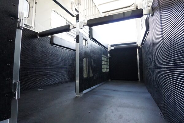 18039 (16) 2 Horse Gooseneck Straight Load 2+1