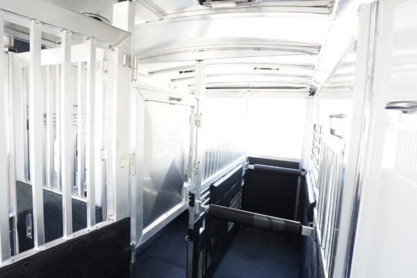 18039 (17) 2 Horse Gooseneck Straight Load 2+1